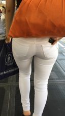 【For butt fetishists】Woman with beautiful butt beautiful legs walking in tight white pants